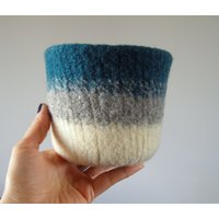 Große Gefilzte Schale Mit Ombre Muster - Aus Weicher Wolle in Den Farben Türkis, Grau Und Weiß Als Schreibtisch Organizer von theFelterie