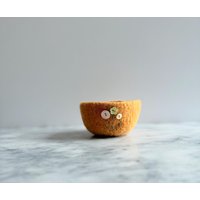 Hell-Orange Wollschale Mit Knopfblumen - Handgefertigt Von Der Felterie Geschenke Für Freunde. Frühlingshafte Deko-Tischplatte Hell-Orange Wollschale Mit Knopfblumen - Handgefertigt Von Der Felterie Geschenke Für Freunde. Frühlingshafte Deko-Tischplatte von theFelterie