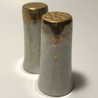 Irisierende S & P Streuer Mit Hohem Glanz Und Bemalten Golddetails von theGardenOfSweden