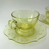 Tea For Two Gelbes Glas Set Tasse & Untertasse Mid-Century von theGardenOfSweden