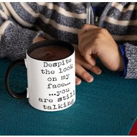 Lustiger Slogan-Becher Trotz Des Blickes Auf Meinem Gesicht Lustiger Slogan-Becher Trotz Des Blickes Auf Meinem Gesicht von theTbird