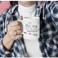 "Personalisierte Hochzeitsankündigungstasse - "Does This Ring Make Me Look Married?" Neues Mrs Gift, Wifey Geschenk "Personalisierte Hochzeitsankündigungstasse - "Does This Ring Make Me Look Married?" Neues Mrs Gift, Wifey Geschenk von theTbird