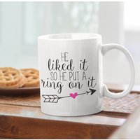 Personalisierte Verlobungstasse | Es Gefiel Ihm Tasse Verlobungsgeschenk Braut Zu Sein Becher Brautgeschenk Vorschlagsidee Frisch Verlobt von theTbird