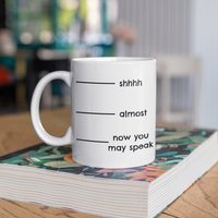 Shhhh... Fast... Jetzt Können Sie Kaffee-Liebhaber-Becher Sprechen Sprechen Nicht Becher Lustiger Kaffee-Liebhaber von theTbird