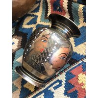 Vintage Emaillierte Messingvase Verziert Mit Gesichtern...geätzte Messingvase...hochzeitsvase Vintage Emaillierte Messingvase Verziert Mit Gesichtern...geätzte Messingvase...hochzeitsvase von theVINTAGEporter