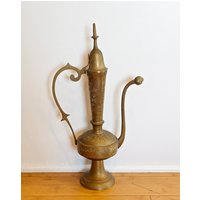 Vintage Geätzter Messingkrug Mit Einer Schlangenkopf-Tülle Vintage Geätzter Messingkrug Mit Einer Schlangenkopf-Tülle von theVINTAGEporter