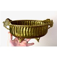 Vintage Übertopf Aus Messing Mit Griffen Und Füßen...geprägter Messingübertopf Traubengriffen...oval Vintage Übertopf Aus Messing Mit Griffen Und Füßen...geprägter Messingübertopf Traubengriffen...oval von theVINTAGEporter