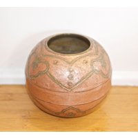 Vintage Vase Aus Massivem Messing...emailliertes Messinggefäß...mauve...rund Vintage Vase Aus Massivem Messing...emailliertes Messinggefäß...mauve...rund von theVINTAGEporter