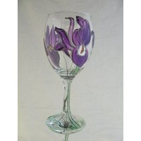 Handbemaltes Glas, Weinglas "Iris', Individuell Gestaltet Und Handbemalt Von Artstudioofglsss von theartstudioofglass