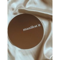 Spiegelsticker | Laptopsticker Manifest It Spiegelsticker | Laptopsticker Manifest It von theaugustclub