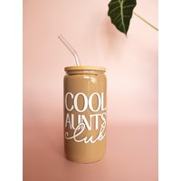 Trinkglas | Cool Aunts Club To Go Glas Mit Bambusdeckel Und Strohhalm Iced Coffee Becher Geschenk Für Patentante von theaugustclub