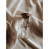 Trinkglas | in My Wifey Era To Go Glas Mit Bambusdeckel Und Strohhalm Iced Coffee Becher von theaugustclub