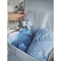 Baby Name Decke, Babyparty Jungen Geschenk, Personalisierte Blau Korb, Geschenkset, Babydecke, Neue Geschenkbox von thebababee