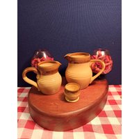 Kollektion Tg Green Wares. Zwei Krüge Und Ein Eierbecher von thebricabracboutique