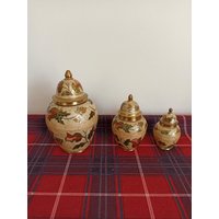 Set Mit Drei Cloisonne Emaillierten Messing Und Abgestuften Ingwer Glas Ornamenten von thebricabracboutique