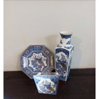 Vintage Posy Vase, Dekorativer Teller Und Tricket Box. Pfau Design, Blau, Weiß Und Gold. Hervorragender Zustand von thebricabracboutique