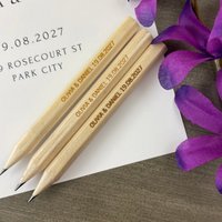 Graviertes Sechseckiges Golfbleistift-Set Mit 100 Save The Date Hochzeitsstiften Lose Golf Bleistifte. Helle Holzfarbe von thecarboncrusader