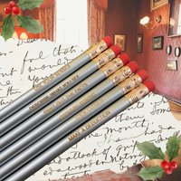 Sherlock Holmes Gravierte Bleistifte Set 6 Lichtbleistifte in Silber. Für Ihren Lieblingsschriftsteller Oder Detektiv. Leseratte Sherlock Holmes Gravierte Bleistifte Set 6 Lichtbleistifte in Silber. Für Ihren Lieblingsschriftsteller Oder Detektiv. Leseratte von thecarboncrusader