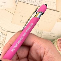 Dennoch Bestand Sie Auf Einen Pinken Stylus-Stift. Schwarze Innenseite. Planerstifte. Mächtige Frauen Bestehen Nicht. Günstiges Geschenk Unter 10 Dennoch Bestand Sie Auf Einen Pinken Stylus-Stift. Schwarze Innenseite. Planerstifte. Mächtige Frauen Bestehen Nicht. Günstiges Geschenk Unter 10 von thecarboncrusader