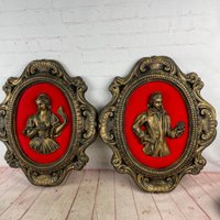 Paar Vintage 1950Er Jahre Ära Oval Gold Und Schwarz Kreideware Viktorianisch Relief Wandbehang Resin Rahmen Roter Samt von thecherrychic