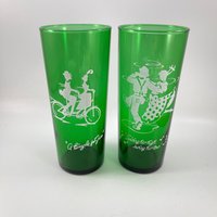 Paar Vintage Anker Hocking Forest Green Fahrrad Für 2 & Swing Her High Low Tall Trinkgläser Barware Weihnachten Paar Vintage Anker Hocking Forest Green Fahrrad Für 2 & Swing Her High Low Tall Trinkgläser Barware Weihnachten von thecherrychic