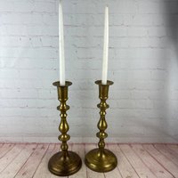 Paar Vintage-Kerzenständer Aus Massivem Messing, Große, Schwere Abgeschrägte Kerzenhalter, Kerzenhalter Mit Runden Böden von thecherrychic