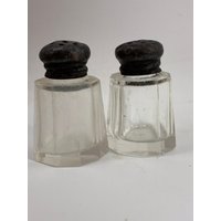 Vintage Kleine Klarglas Salz Und Pfefferstreuer Set Mit Sterling Silber Tops Vintage Kleine Klarglas Salz Und Pfefferstreuer Set Mit Sterling Silber Tops von thecherrychic