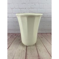 Vintage Mid Century Modern Cremeweiß Elfenbein Häger Keramik Große Gerippte Vase Oder Übertöpfer von thecherrychic