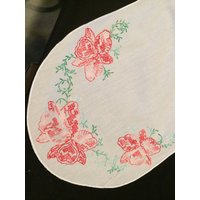 Vintage Weißer Dresser Schal/Tischläufer Mit Kreuzstich Stickerei Rot Und Rosa Blumen von thecherrychic