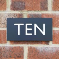 Anthrazit Graue Hausnummer Wortschild von thecoolnumbershop