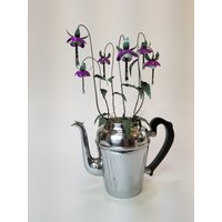 Wunderschöne Lila Fuchsia Für Immer Blühende Blechblüten, Die Aus Vintage Kaffeekanne Wachsen von thedustyraven