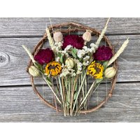 Gewebtes Getrocknetes Blumenarrangement Aus Weinreben Und Messingdraht, 30 cm Durchmesser. Pfingstrosen, Sonnenblumen Weizen Gewebtes Getrocknetes Blumenarrangement Aus Weinreben Und Messingdraht, 30 cm Durchmesser. Pfingstrosen, Sonnenblumen Weizen von thegarlicpeopleshop
