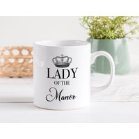 Lady Of The Manor Becher Geschenk Für Ihre Mutter Muttertagsgeschenke Frau Jahrestag Freundin Valentinstag Kaffeetasse Teetasse Geburtstag Lady Of The Manor Becher Geschenk Für Ihre Mutter Muttertagsgeschenke Frau Jahrestag Freundin Valentinstag Kaffeetasse Teetasse Geburtstag von thegiftedgenius