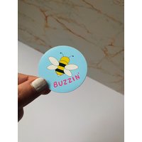 Buzzin "Bee Aufkleber - Wasserfester Aufkleber, Glänzender Vinylaufkleber Buzzin "Bee Aufkleber - Wasserfester Aufkleber, Glänzender Vinylaufkleber von thegooseandrabbit