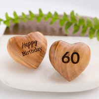 Olivenholz Herz, 60. Geburtstag Umarmung Token Mit Einem Namen von thelaserengravingco