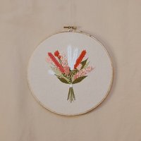 Handbestickter Blumenstrauß Auf Leinen Wandbehang - Herbstfarben 8" Hoop von thelefthandeddesign