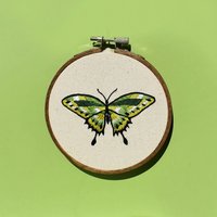 Schmetterling Handbestickter Wandbehang | Fertig - Grün von thelefthandeddesign