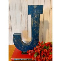 16-Zoll-Buchstabe J in Marineblau ~~ 16 Zoll Cottage Decor Beunruhigt Mit Schwarzen Akzenten Stabile Pappmaché ~~Freistehend von thelittlebluehouse