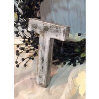 8 Zoll Buchstabe T in Weichem Weiß ~ Freistehender Distressed Letter Stabiler Papiermaché Cottage Holzbuchstabe von thelittlebluehouse