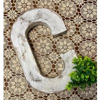 Buchstabe C in Sanftem Weiß ~ 16 Zoll Hoch Großer Cottage Dekor Verunsichert Mit Schwarzen Akzenten Wandhalterung Freistehend von thelittlebluehouse