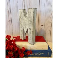 Buchstabe M in Zartem Weiß ~ 21 cm Primitiv Mit Schwarzen Akzenten Cottage Dekor Stabile Pappmaché Holzbuchstabe Frei Stehend von thelittlebluehouse