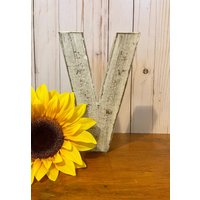 Buchstabe V ~ 22 cm Hoch Shabby Cottage Zartweiß Und Abgenutzt Mit Schwarzen Akzenten Stabile Pappmaché Cottage-Kern von thelittlebluehouse