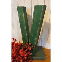 Buchstabe V in Echtgrün ~ 16 Zoll Cottage Decor Gealtert Mit Schwarzen Akzenten Stabile Pappmache Wählen Sie Ihren Buchstaben Und Ihre Farbe von thelittlebluehouse