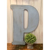 Holzbuchstabe P in Zartem Blau ~ 18-Zoll-Holzbuchstabe Wandhalterung Buchstabe Rustikaler Cottage Dekor Türdeko von thelittlebluehouse