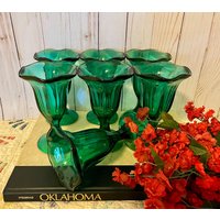 Vintage Anchor Hocking Dessert Gläser ~ Smaragdgrüne Getränkegläser Barware Siebener Set Grüne Wassergläser Fuß von thelittlebluehouse