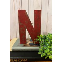 Vintage Inspirierter Buchstabe N in Feuerwehrauto-Rot ~ Cottage Und Distressed Mit Schwarzen Akzenten 20 cm Stabiles Pappmache Ihre Farbe Wählen von thelittlebluehouse