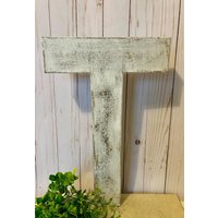 Vintage Inspirierter Buchstabe T ~ 16-Zoll-Buchstabe Weicher Weißer Abgenutzt Und Gealtert Farbe Auswählen Auch Zahlen Cottage von thelittlebluehouse