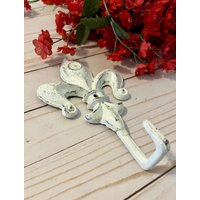 Vintage Inspirierter Fleur De Lis Wandhaken ~ Wandhänger Abgenutztes Gusseisen Metallwandhaken Farbwahl Zartes Weiss Vintage Inspirierter Fleur De Lis Wandhaken ~ Wandhänger Abgenutztes Gusseisen Metallwandhaken Farbwahl Zartes Weiss von thelittlebluehouse