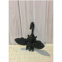 Vintage-Inspirierter Wandhalter ~ Aus Metall Schwarze Hummel Aufhänger Shabby Chic Gartenkunst Handtuchhalter Eisen von thelittlebluehouse