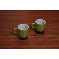 Set Von 2 1960 Grün & Schwarz Fireking Stapeln Tassen von thelivingroomvintage